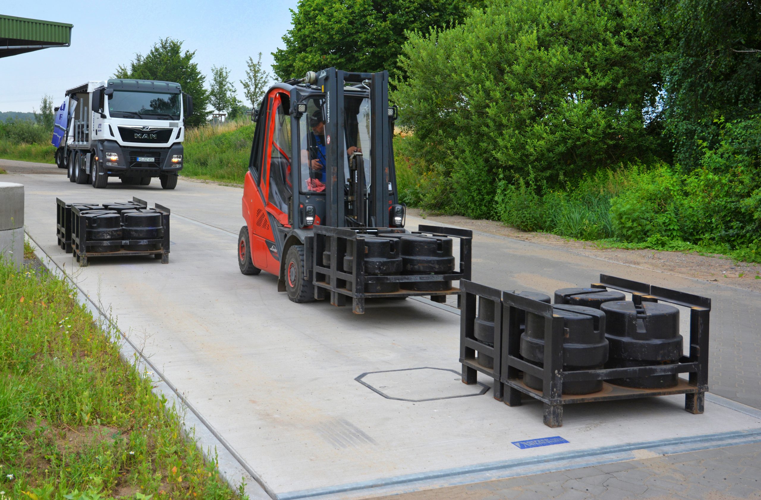 Eichung 2026: Antrag, Termin und Durchführung aus einer Hand 1 | Bitzer Wiegetechnik Entladung von Eichgewichten 1 scaled | Bitzer Wiegetechnik
